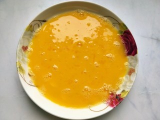 5、鱼香鸡蛋(内附鱼香汁的调制),三个鸡蛋放一勺料酒,适量的盐打散。