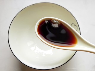 8、鱼香鸡蛋(内附鱼香汁的调制),准备鱼香汁:碗内放一勺生抽。