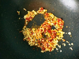 16、鱼香鸡蛋(内附鱼香汁的调制),锅内再放油,放入生姜大蒜爆香,再放一勺豆瓣酱炒出红油。