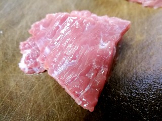 1、番茄炒牛肉,找好牛肉的纵向纹理。
