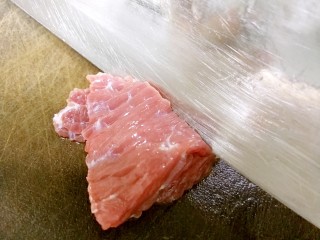 2、番茄炒牛肉,刀口垂直于牛肉的纵向纹理，切片。