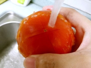 6、番茄炒牛肉,冷水冲淋，冷却一下。