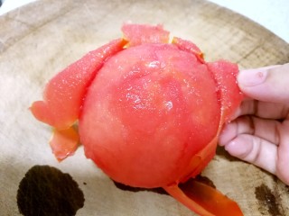 7、番茄炒牛肉,剥去表皮。