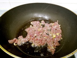9、番茄炒牛肉,炒锅里热油，倒入牛肉，大火划炒至半熟，盛起。