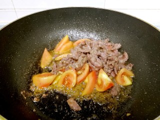 11、番茄炒牛肉,收小火，倒入牛肉，翻炒几下。