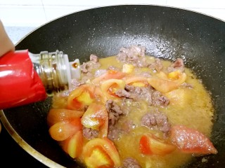 13、番茄炒牛肉,最后淋入一点生抽，翻炒均匀。