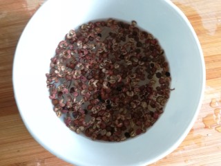 8、椒香辣子鸡,花椒用水泡上，泡润即可