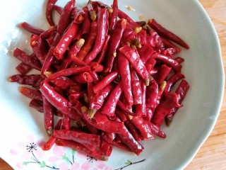 10、椒香辣子鸡,煮过的干辣椒切成两段