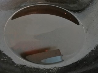 15、椒香辣子鸡,舀出多余的油，锅内留下少许