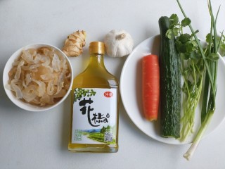 1、凉拌海蜇,材料准备洗干净。