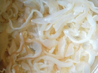 2、凉拌海蜇,将海蜇丝用清水搓洗几遍，再用清水泡至五六个小时去除多余的盐。