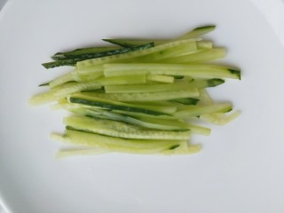 3、凉拌海蜇,黄瓜切丝。