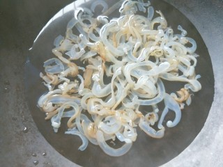 7、凉拌海蜇,放入海蜇丝，烫制5-7秒立马捞出，不能烫太久，不然会缩水，而且不脆。