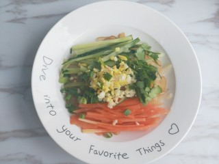 8、凉拌海蜇,配菜准备好。