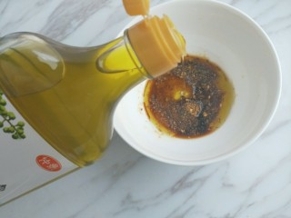 9、凉拌海蜇,把以上酱汁材料调好。