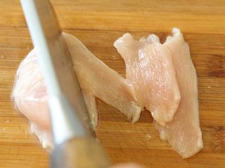 1、鸡胸肉沙拉 低脂美味,鸡胸肉洗净切片。