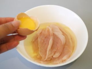2、鸡胸肉沙拉 低脂美味,鸡蛋取蛋清,放入鸡胸肉片中。
