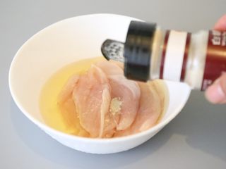 3、鸡胸肉沙拉 低脂美味,放入少量的胡椒。