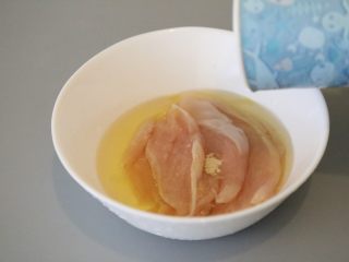 4、鸡胸肉沙拉 低脂美味,加入适量的盐。