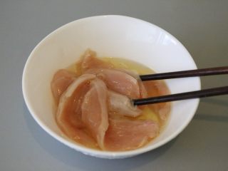 5、鸡胸肉沙拉 低脂美味,搅拌均匀。