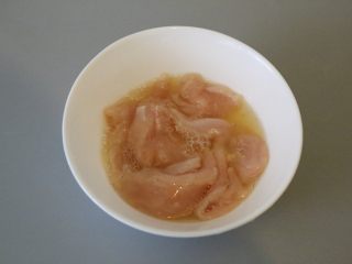 6、鸡胸肉沙拉 低脂美味,腌制15分钟或者放入保鲜盒放入冰箱过夜。