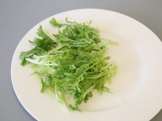 7、鸡胸肉沙拉 低脂美味,苦菊洗净撕成小段,沥干水分放入盘子里。