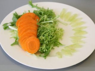 8、鸡胸肉沙拉 低脂美味,放入胡萝卜等其他自己喜欢的蔬菜、生菜等摆盘。