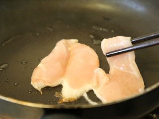 10、鸡胸肉沙拉 低脂美味,放入腌制好的鸡胸肉。