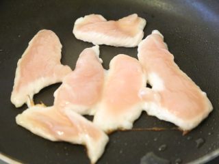 11、鸡胸肉沙拉 低脂美味,鸡胸肉全部放入平底锅,小火煎。