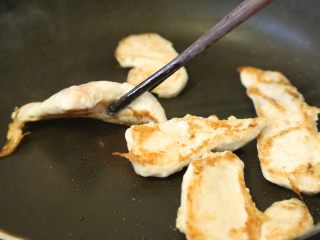 12、鸡胸肉沙拉 低脂美味,一面煎好后翻面继续煎至两面金黄即可。
