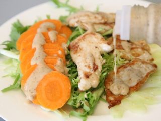 13、鸡胸肉沙拉 低脂美味,煎好的鸡胸肉放入盛蔬菜的盘子,淋上少许自己喜欢的口味的沙拉酱。