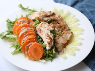 14、鸡胸肉沙拉 低脂美味,完成。