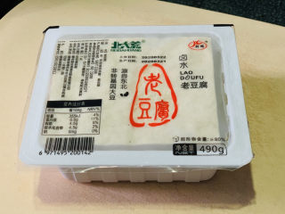 1、韭菜炒豆腐,老豆腐一盒;