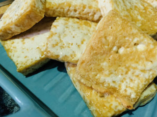 11、韭菜炒豆腐,先放碗里;