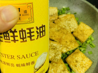 14、韭菜炒豆腐,加少许蚝油;