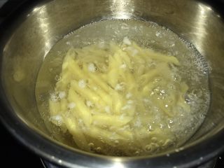 1、芒果两头尖意面沙拉（减脂餐）,凉水烧开，放入两头尖意面，煮12分钟左右，这个时间我们开始准备其他配菜