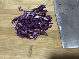 2、芒果两头尖意面沙拉（减脂餐）,紫甘蓝洗净切丝