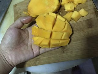 5、芒果两头尖意面沙拉（减脂餐）,芒果如图划开切出小块