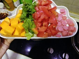 6、芒果两头尖意面沙拉（减脂餐）,西红柿切小块