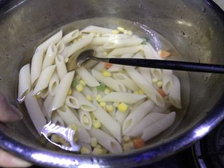 7、芒果两头尖意面沙拉（减脂餐）,意面煮熟后，放在凉水里过凉，玉米粒是我煮意面的中途放的，没有可不放