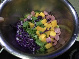 8、芒果两头尖意面沙拉（减脂餐）,把所有蔬菜放在一个深一点的盆里
