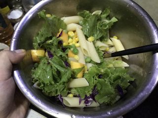 9、芒果两头尖意面沙拉（减脂餐）,放入意面，轻轻搅拌，一定要温柔哦o(≧v≦)o