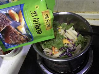 11、芒果两头尖意面沙拉（减脂餐）,撒黑胡椒粉，最好是现研磨的～我家没有o(*////▽////*)q