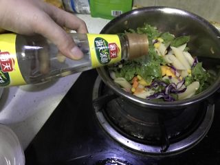 10、芒果两头尖意面沙拉（减脂餐）,倒入适量白醋，因为减脂餐嘛，就不放沙拉酱啦，我也没放橄榄油