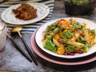 13、芒果两头尖意面沙拉（减脂餐）,撒黑芝麻装饰，也可以挤一点番茄沙司～好啦，可以吃啦↖(^ω^)↗最后祝大家每天都开心٩(˃̶͈̀௰˂̶͈́)و