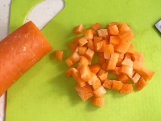 3、馒头蔬菜什锦沙拉,胡萝卜去皮切丁。