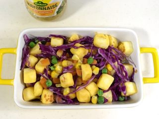 12、馒头蔬菜什锦沙拉,把蔬菜从锅中捞出沥干水分，有各蔬菜和炒好馒头块一起放入碗内。