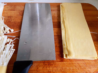 2、豆皮金针菇卷,豆皮切成长条,宽度大概能包住一半金针菇就可以。
