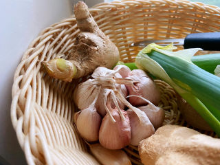 5、豆皮金针菇卷,大蒜3瓣左右,喜欢吃蒜,就多来几瓣。