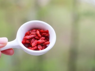 4、鲜掉眉毛的丝瓜豆腐汤,枸杞清洗干净。